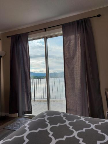 100-View-of-the-lake-from-bed